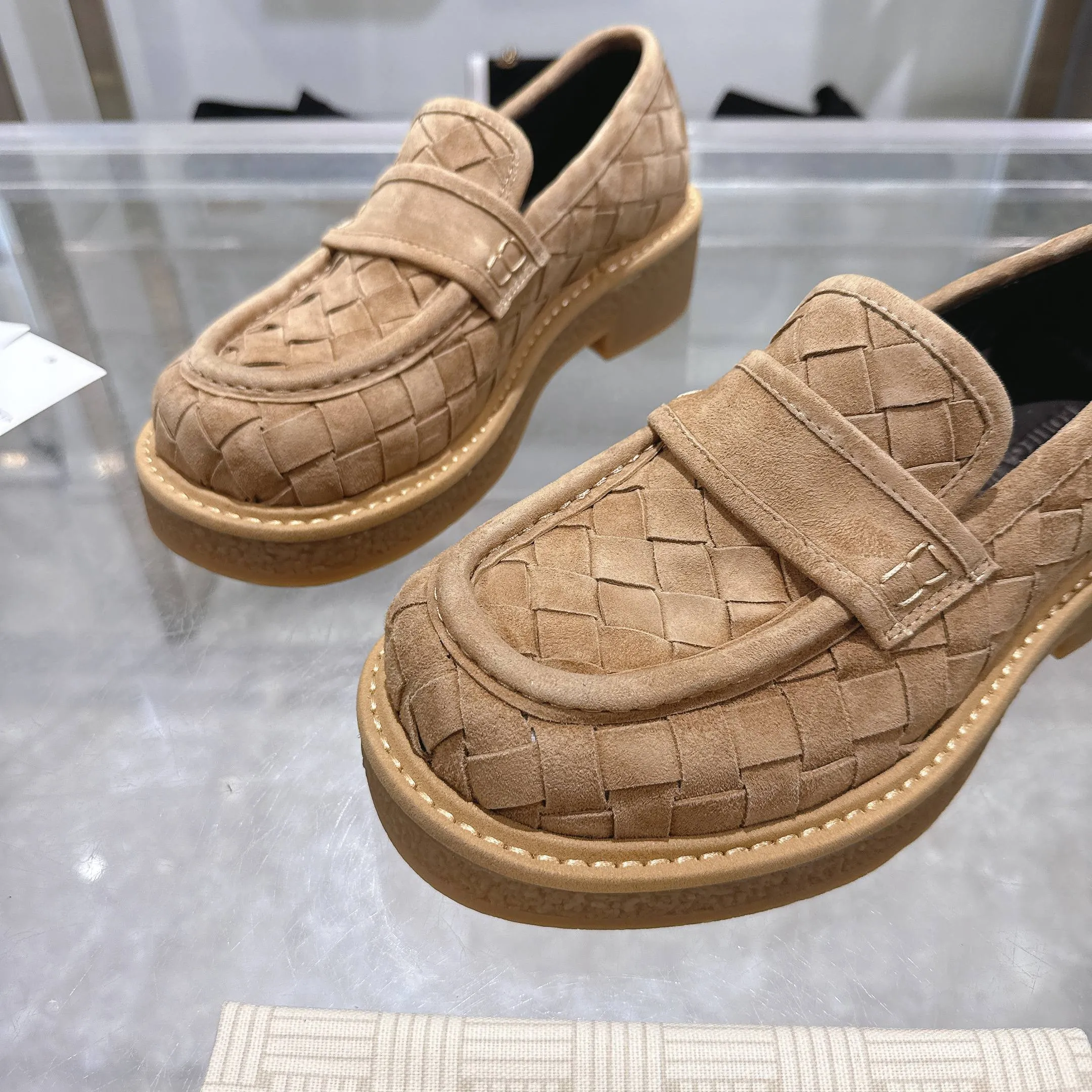 [BV] Top P: 840💰Size for couples: 35-44 (Female 40, Male 38 45, custom-made, non-returnable) Bottega Veneta classic Bottega Veneta counter model! Big square head! Woven slip-on deep-mouth shoes! Reproduction of the original board! The feet are super domineering! Original molded outsole! High-grade mercerized cow velvet! Solid color Niuli!